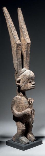 null STATUE IKENGA IBO, NIGERIA
Wood with a crusty brown patina
H. 54 cm
Character...