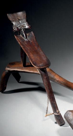 null LOBI SEAT, BURKINA FASO
Wood with brown
patina L. 63 cm
Tripod seat, the backrest...