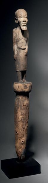 null POTEAU ZARAMO, TANZANIE
Bois à patine érodée, pigments noirs
H. 68,5 cm
Sculpté...