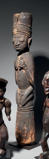 null POTEAU YOROUBA, NIGERIA
Bois à patine brun noir
H. 78,5 cm
Sculpté d'une effigie...