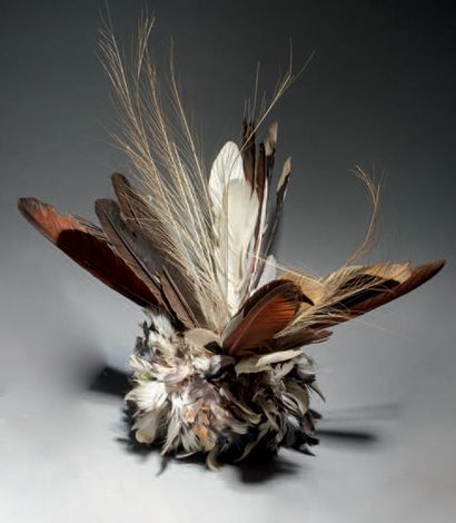 null *CHAPEAU, LORI-LORI
INDIANS KARAJA, BRAZIL
Late 1950s - early 1960s
H. 32 cm
A...