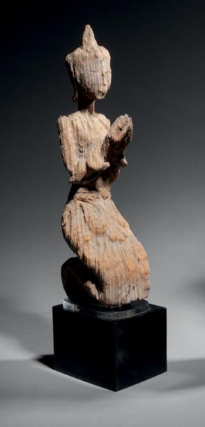 null BIRMANIA
18th century or later
Wooden statue of waiting, kneeling in prayer...