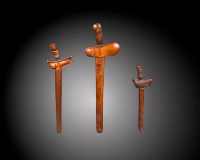 null LOT OF THREE KRISS, INDONESIA
Wood with brown patina, metal, red glass beads...