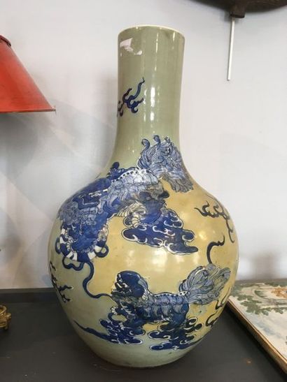 CHINE  Grand vase balustre en porcelaine...
