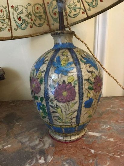 Vase balustre En céramique émaillée polychrome,...