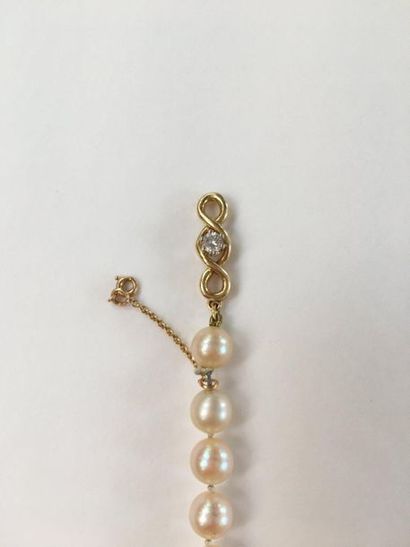 null Collier de perles le fermoir en or jaune 18k orné d'un diamant

Longeur: 87...