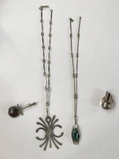 null Lot de bijoux fantaisie

Composé de deux colliers pendentifs l'un orné d'une...