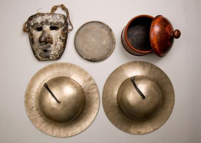 null Ensemble comprenant: une paire de cymbales en cuivre, un masque en bois avec...