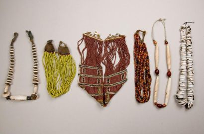null Ensemble de six colliers en coquillages, perles diverses et fibres 
Naga, Nagaland,...