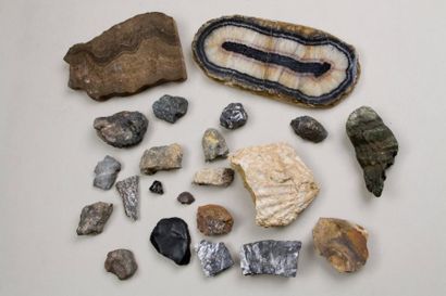 null Ensemble d'une vingtaine de pierres telles que: granit rubané, agate, hématite...