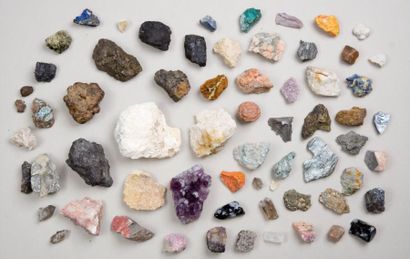 null Lot d'environ 60 pierres dures telles que: granite, chrysocolle, azurite, minerai...