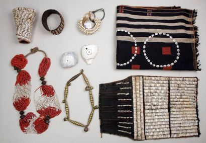 null Colliers, bracelets et éléments de vêtements traditionnels provenant certainement...