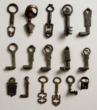 null Seize clefs: dont trois modèles à la capucine du XVIIe siècle, une clef à la...