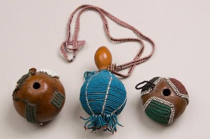 null Ensemble de trois calebasses ornées de perles de verre multicolore servant de...