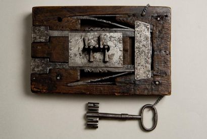 null Serrure et sa clef: à mécanisme en fer forgé et ciselé dans une boîte en chêne....
