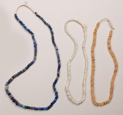 null Trois colliers composés de perles de verre d'échange. cm
Afrique de l'Ouest
L....
