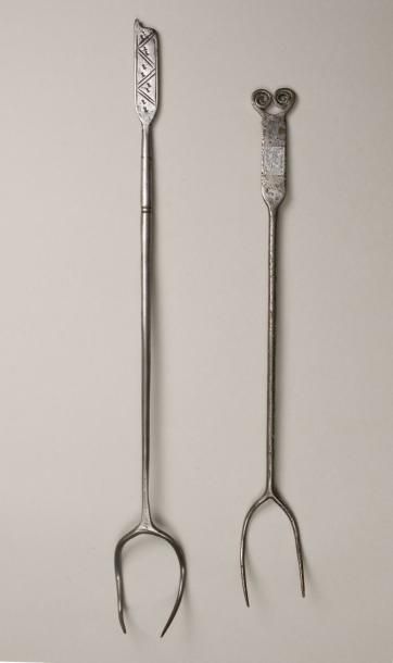 null Deux longues fourchettes à deux dents en métal 
Fin XVIIIème-Début XIXème siècle...