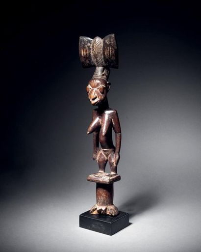 null Ɵ Oshe Shango, Yoruba People, Nigeria
Wood with brown patina
H. 45,5 cm
Oshe...