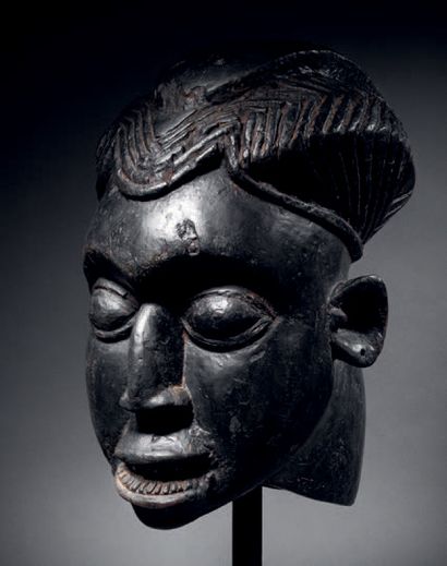 null Ɵ Ngon mask, Bamileke people, Kom kingdom
Wood with thick black patina, metal...