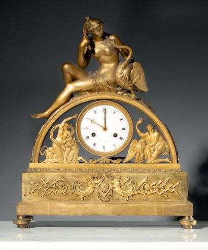 null Pendule en bronze finement ciselé et doré au thème des métamorphoses de Jupiter....