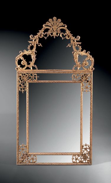null Important miroir à parcloses en bois sculpté et doré. Encadrement rectangulaire...