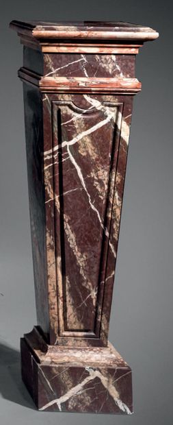 null Paire de gaines en marbre Campan rubané mouluré.
XIXe siècle
H. 124 cm - L....