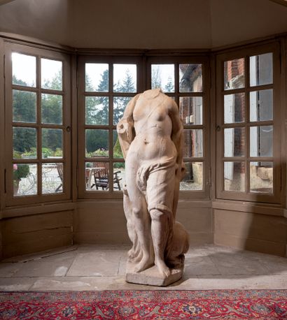 École Française du XVIIe siècle 
Diane chasseresse
Statue en marbre blanc
H. 134...