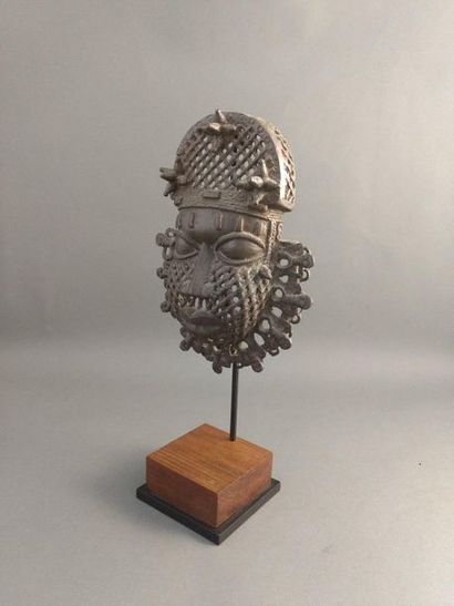 null Masque de ceinture, Royaume du Bénin - Nigéria

Epoque présumée : XIXe siècle

Bronze

H....
