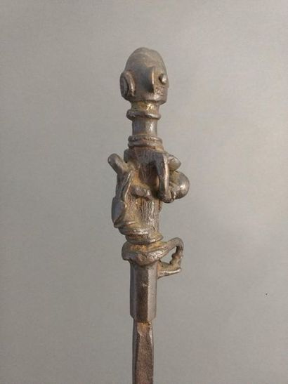 null Sceptre Yoruba, Nigeria

Epoque présumée : fin XIXe siècle

Bronze







H....