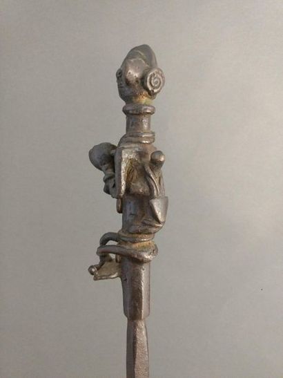 null Sceptre Yoruba, Nigeria

Epoque présumée : fin XIXe siècle

Bronze







H....