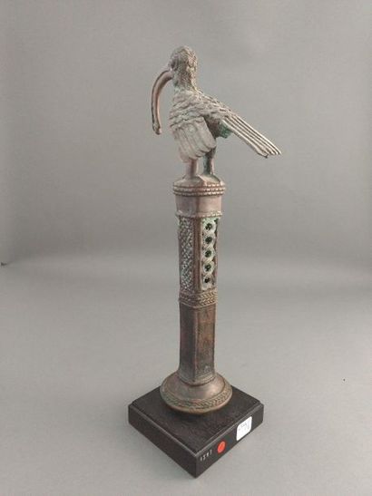 null Idiophone, bâton cérémoniel surmonté d'un oiseau mythologique, Royaume du Bénin...