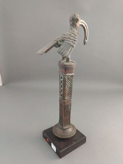 null Idiophone, bâton cérémoniel surmonté d'un oiseau mythologique, Royaume du Bénin...