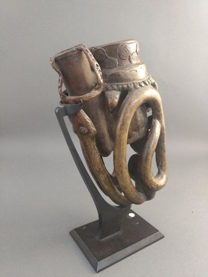 null Pipe Bamoun, Cameroun

Epoque présumée : fin XIXe siècle

Bronze

H. 19 cm



Provenance...