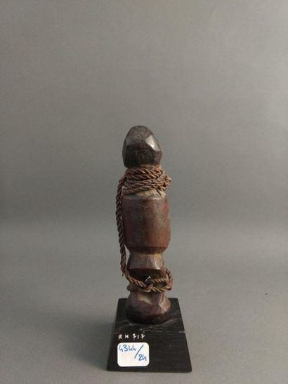 null Fétiche Bembe, Congo

Epoque présumée : début XXe siècle

Bois, fibres, matériel...