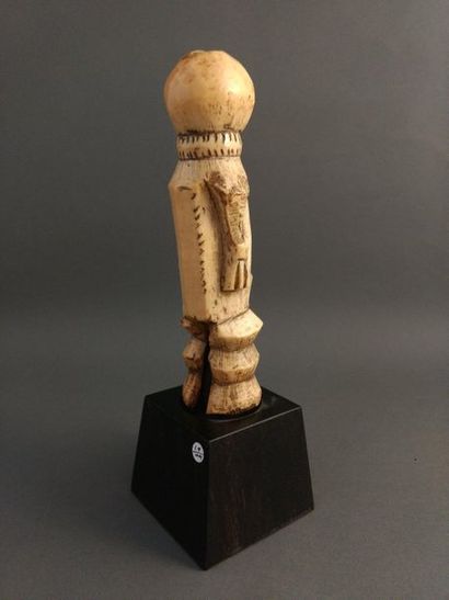 null Figurine anthropomorphe féminine Ginga, Lega, RDC
Epoque présumée : fin XIXe...