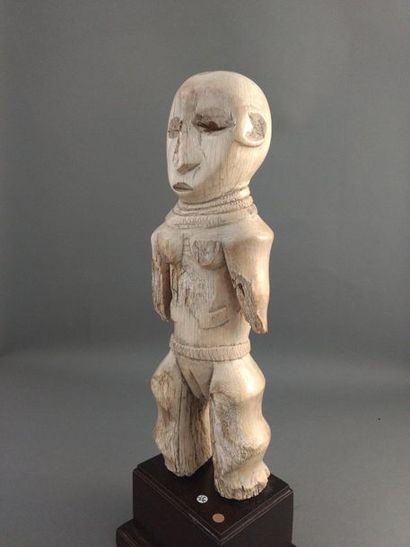 null Statue anthropomorphe féminine ginga, Lega, RDC

Probablement fin XVIIIe - début...