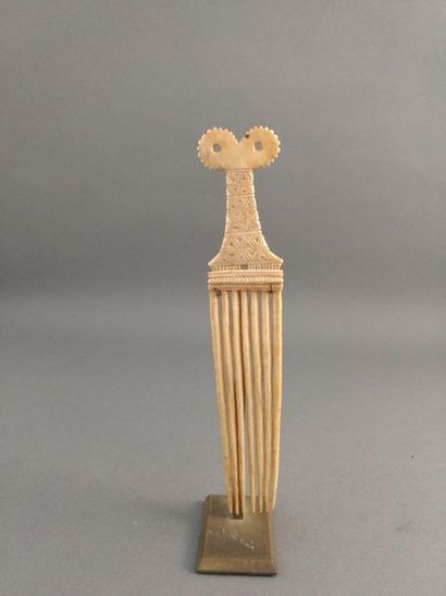 null Baule comb, Ivory Coast

Presumed date: early 20th century

Ivory

H. 16 cm...
