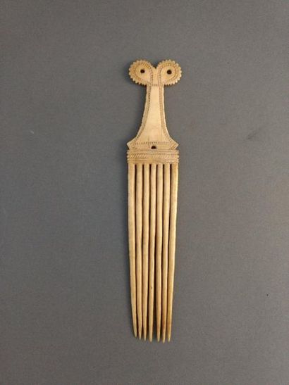 null Baule comb, Ivory Coast

Presumed date: early 20th century

Ivory

H. 16 cm...