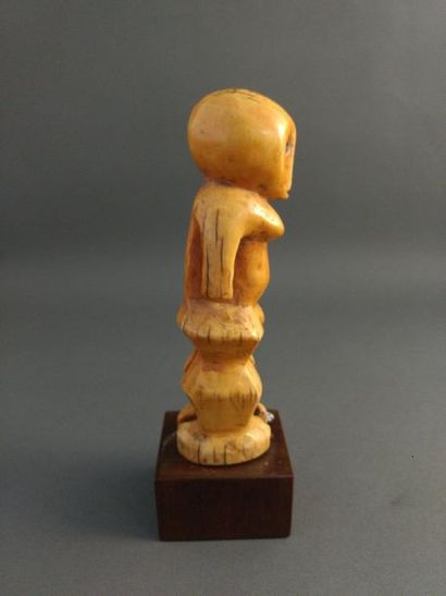 null Figurine anthropomorphe féminine Ginga, Lega, RDC

Epoque présumée : fin XIXe...