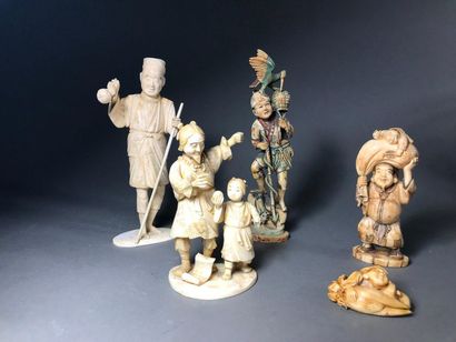 JAPON, début du XXème siècle 
Set consisting of: 2 ivory okimono, 2 composite okimono,...