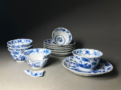 CHINE - Époque KANGXI (1662-1722) 
Six sorbets and their display in blue-white poly-lobed...