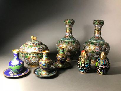 CHINE 
Set of two baluster vases and a covered cup with polychrome decoration in...