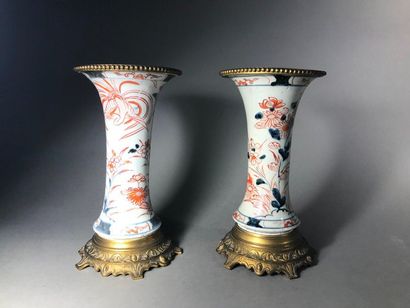 JAPON 
Pair of ceramic cornet vases with red, blue and gold Imari decoration, mounted...