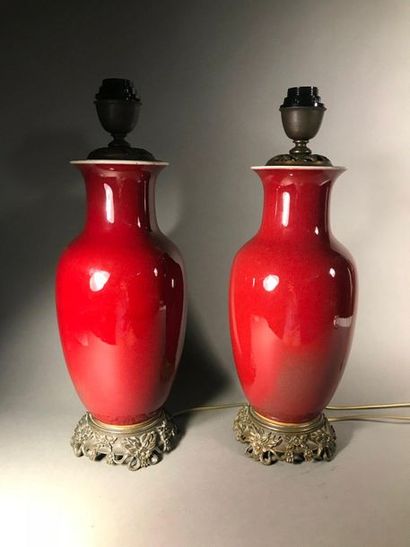 null Pair of baluster-shaped vases
In oxblood glazed ceramics
Gilded bronze frame
Lamp-mounted
H....