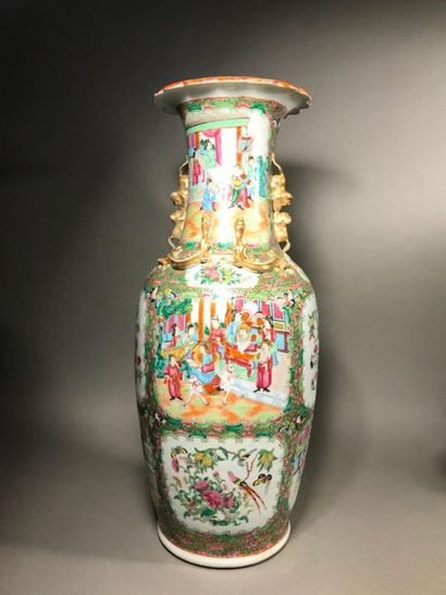 CHINE Baluster vase
In Canton porcelain, with polychrome decoration of animated scenes...