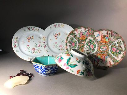 CHINE 
Lot de céramiques comprenant deux assiettes circulaires en porcelaine de Canton,...