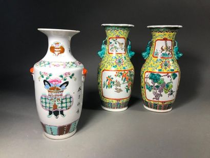CHINE 
Paire de vases balustre en porcelaine à décor géométriques de fleurs et rinceaux...