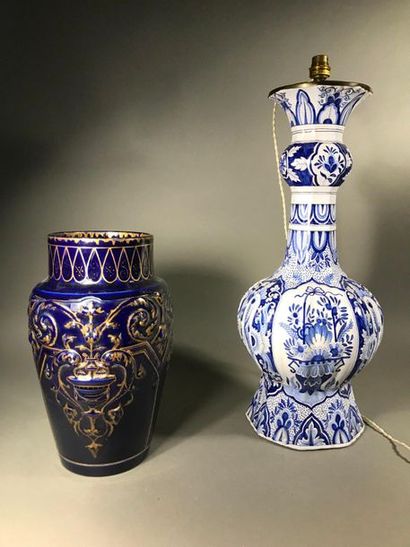null Ensemble de deux vases
En faïence l'un dans le goût de Delft à décor blanc bleu...