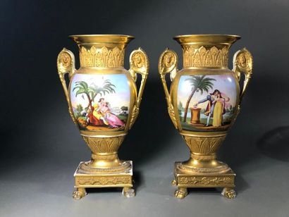 null Paire de vases
En porcelaine de Paris à décor de couples galants et paysages...