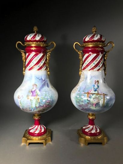 null Pair of baluster vases
In porcelain, with polychrome decoration of young women...
